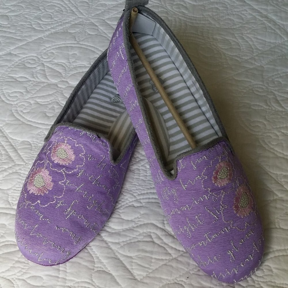 Acorn Slippers NIB Size 9